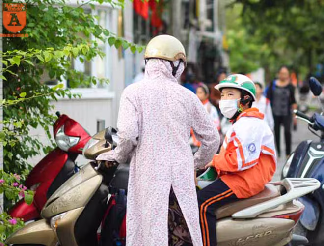 Phụ huynh đưa con đi học tại trường Tiểu học Dịch Vọng B Phụ huynh đưa con đi học tại trường Tiểu học Dịch Vọng B